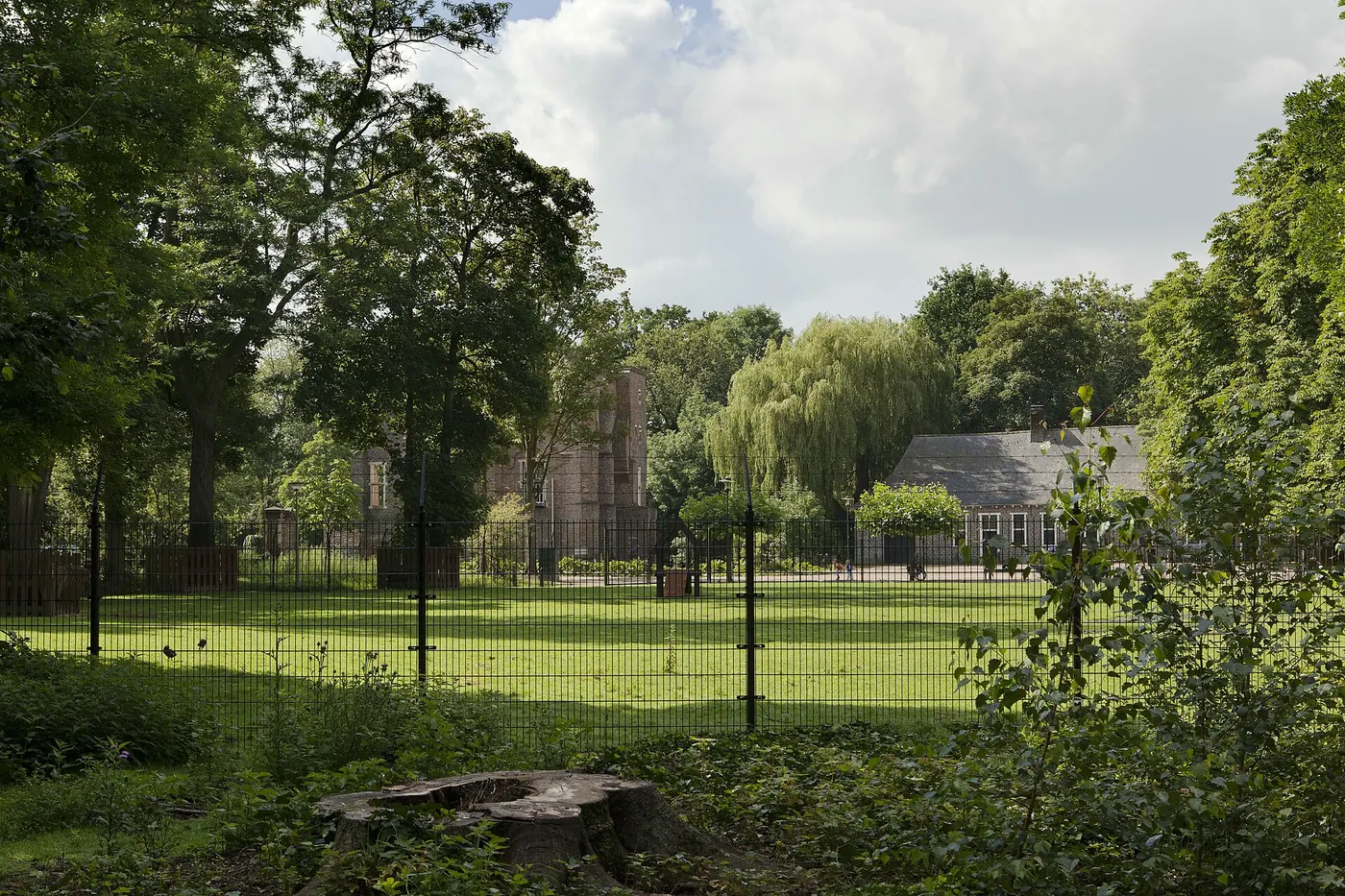 Het kasteel en het dinghuis in Deurne, gezien vanuit het park. Rechtenvrije foto, CC BY-SA 4.0.