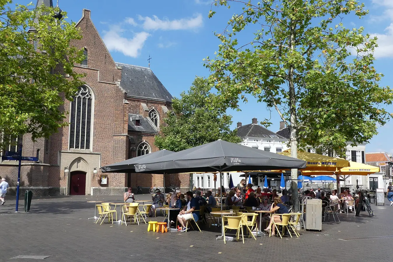 De markt en de Sint-Jansbasiliek in Oosterhout. Rechtenvrije foto, CC BY 4.0.
