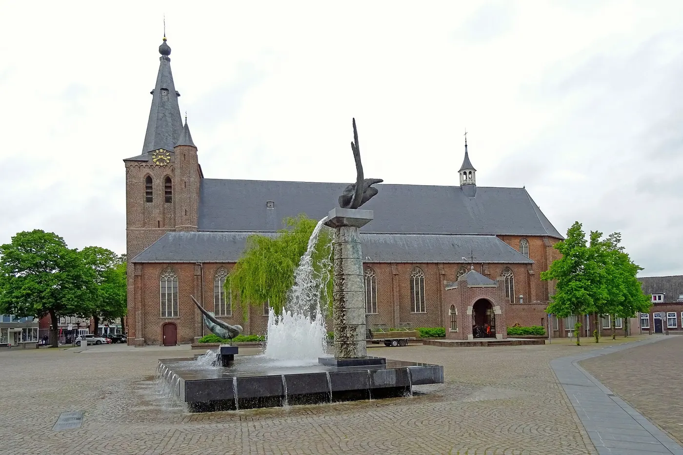 De Sint-Servatiuskerk en de markt in Schijndel. Rechtenvrije foto, CC0.