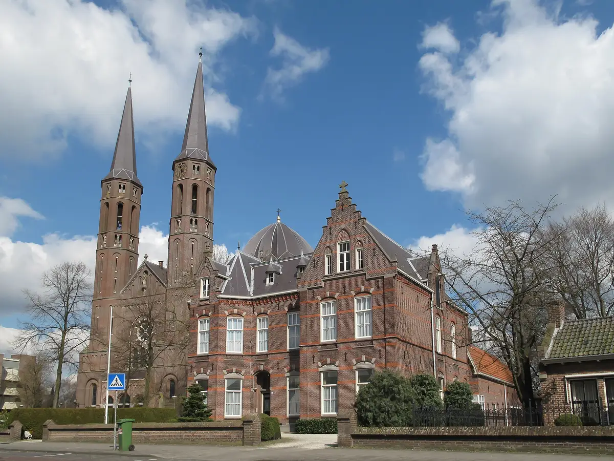De Sint-Petruskerk in Uden, de thuisbasis van het kantoor. Rechtenvrije foto, CC BY-SA 3.0.