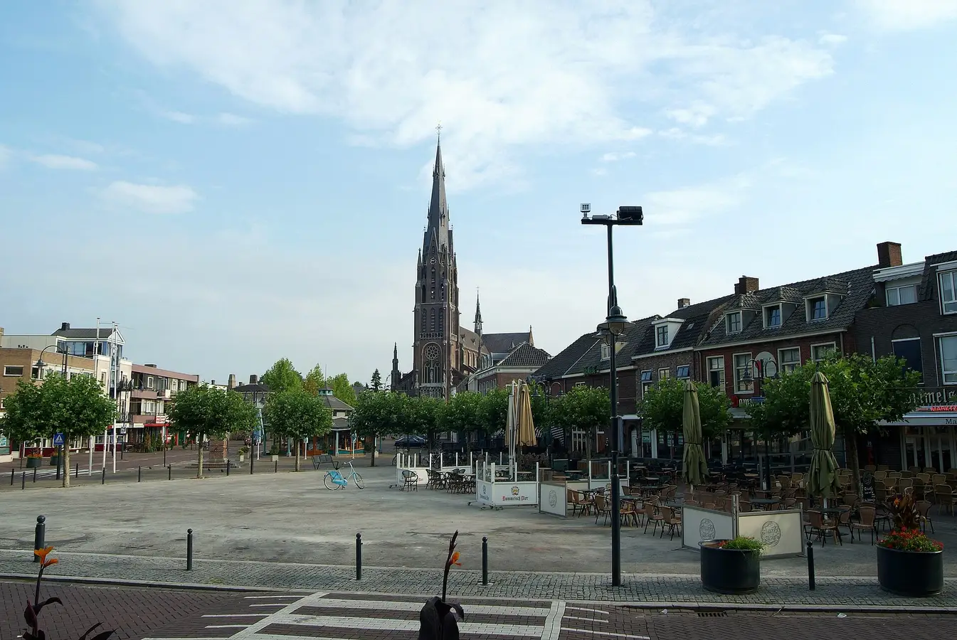 De markt van Veghel met de Sint-Lambertuskerk. Rechtenvrije foto, CC BY-SA 3.0.