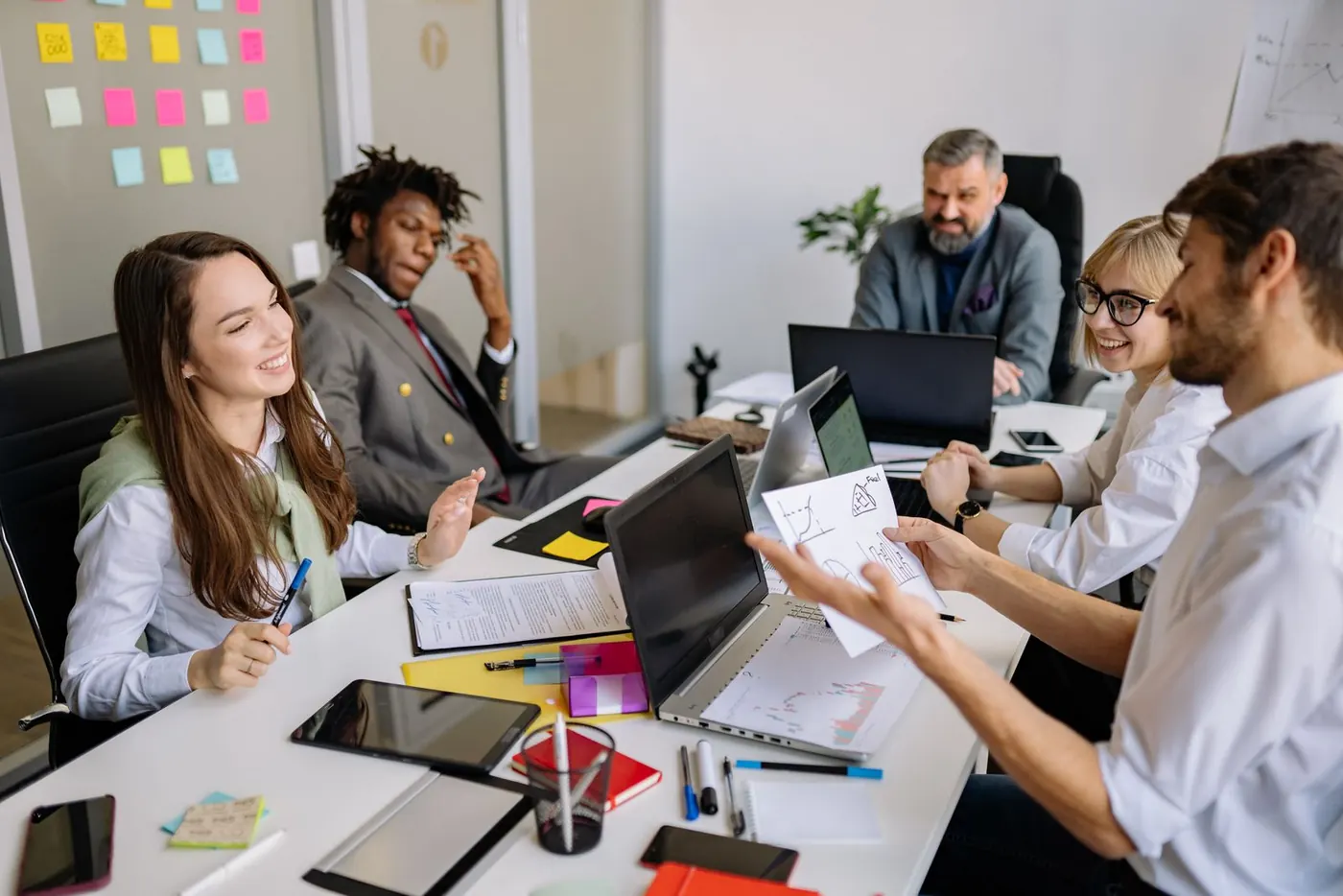 Collega's in een werkoverleg met laptops. Stockfoto, geen opdrachtgever van Arbopartner Brabant.